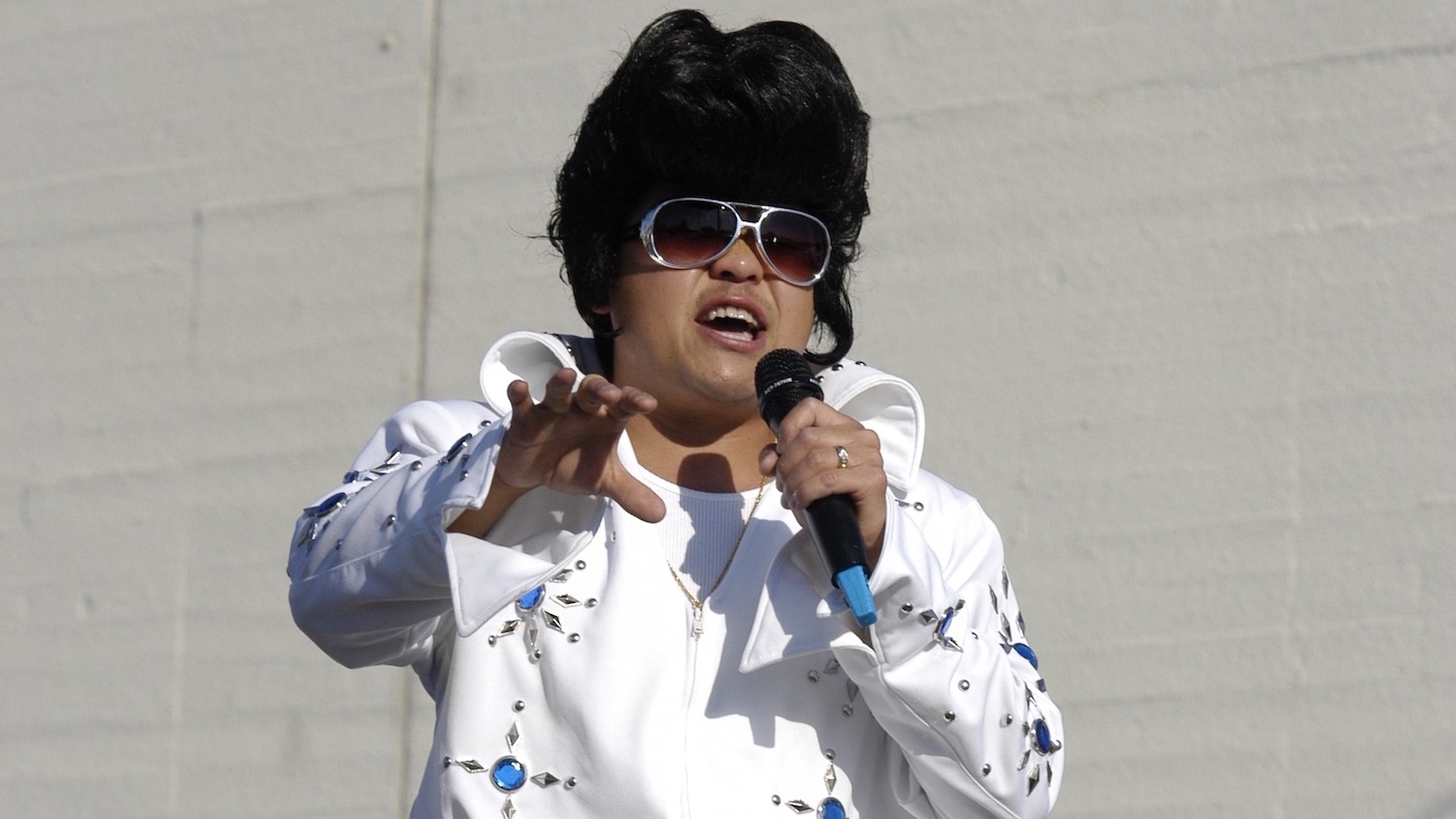 Tou Ger impersonating Elvis at the First Tamejavi Festival in 2002 in Fresno, CA