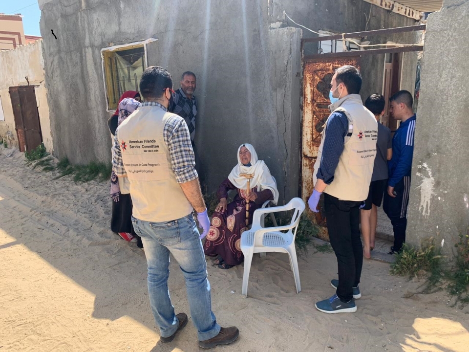 AFSC staff deliver aid to Intisar Sa'ad in Rafah. Photo:Khalil abu Yehya